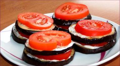 törtchen aus gegrillten auberginen und tomaten