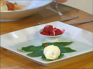 vanilleeis mit himbeeren und rosenblütenblättern