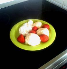 vanilleeis selbstgemacht mit erdbeeren und schlagsahne