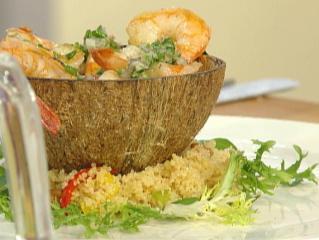 warmer salat vom grillierten tintenfisch und garnelen auf couscoussalat
