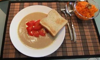 zwiebelsuppe mit schafskäseinsel