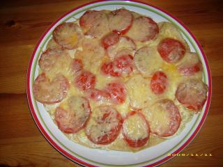pizza mit kräuterfrischkäse und tomaten