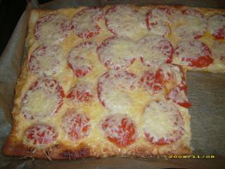 pizza mit schafskäsecreme und tomaten
