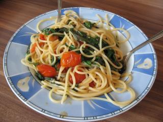 spaghetti mit rucola und frischen tomaten