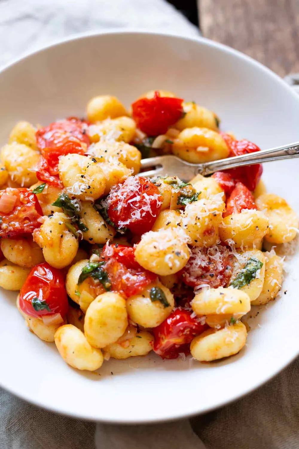 15-Minuten Gnocchi mit geschmolzenen Tomaten und Basilikum. Dieses ...