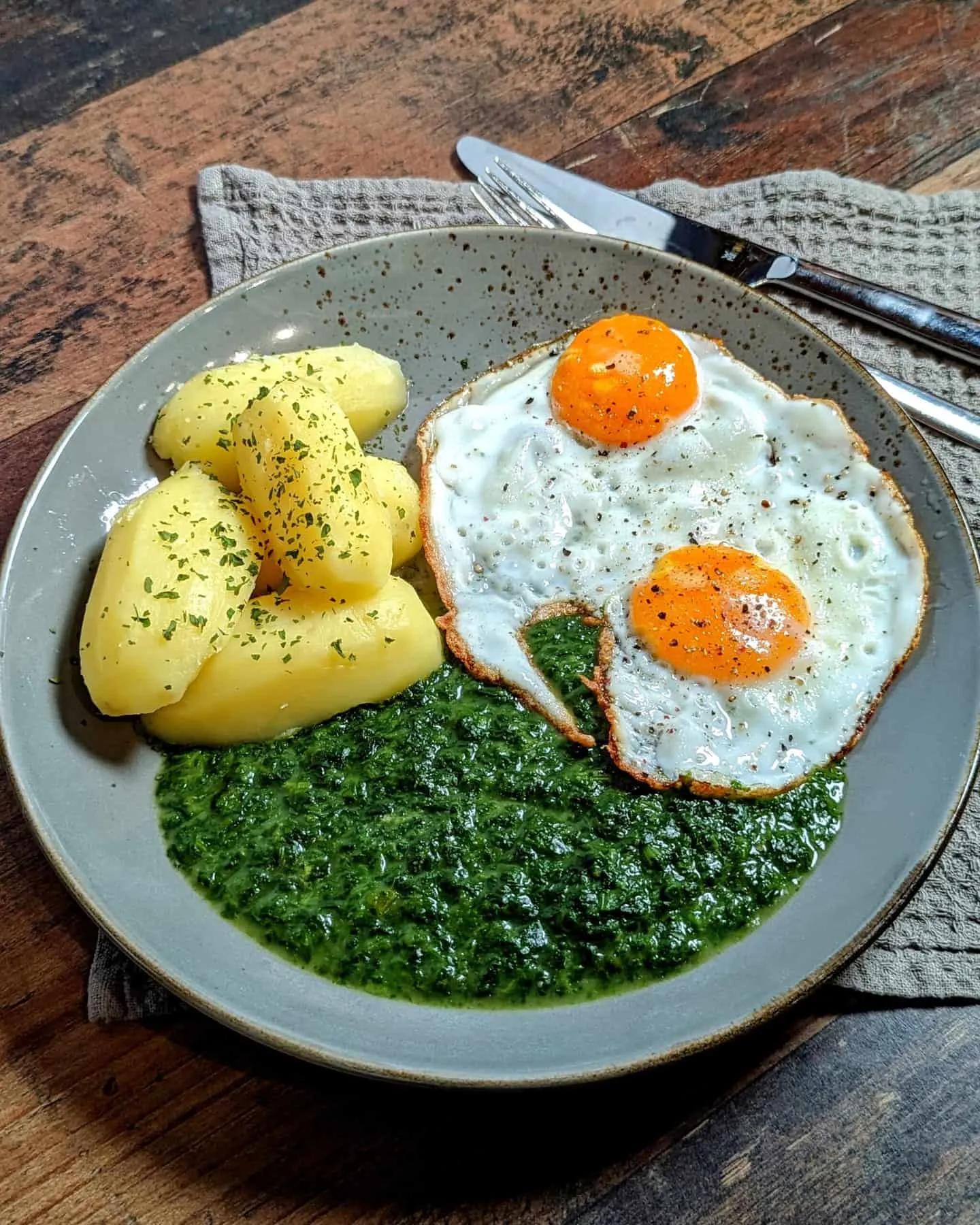 Spinat mit Kartoffeln und Spiegelei - Leckeres Familienessen - Instakoch.de