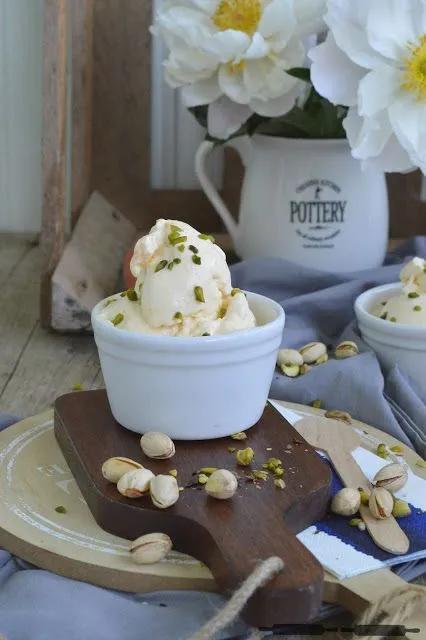 Pfirsich Joghurt Eiscreme mit Pistazien / homemade Ice Cream with ...