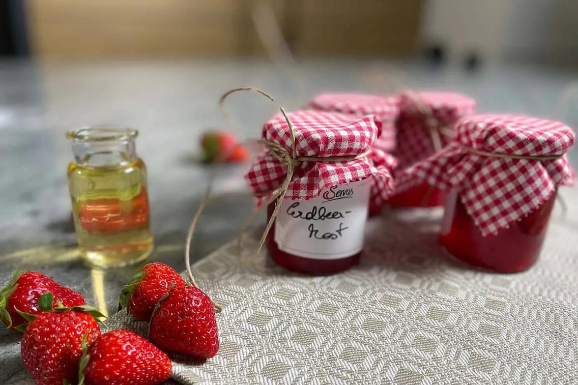 Erdbeer-Marmelade mit Most und Lavendel - 2:50 h - Rezept - Servus