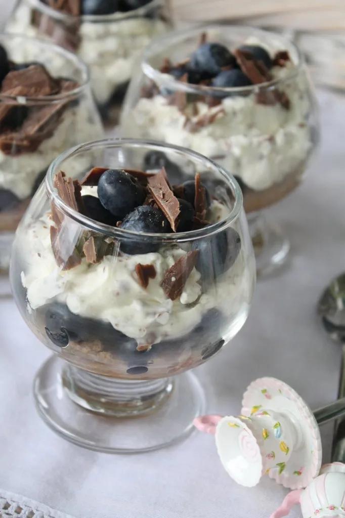 Blaubeer-Trifle mit Mascarponecreme und Schokoraspeln | cuplovecake