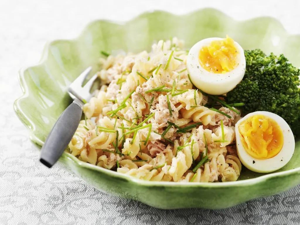 Nudelsalat mit Thunfisch und gekochtem Ei: Proteinbombe Rezept | EAT ...