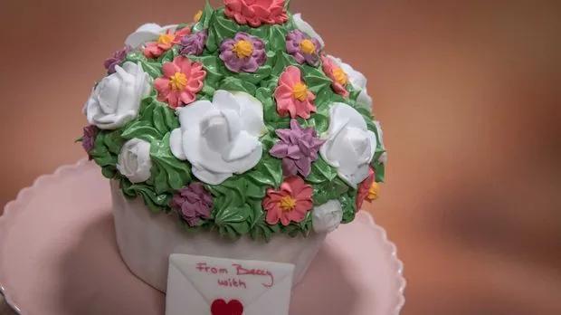 Rebecca Mirs Riesen-Cupcake mit Holunderblüten-Creme: Rezept und ...