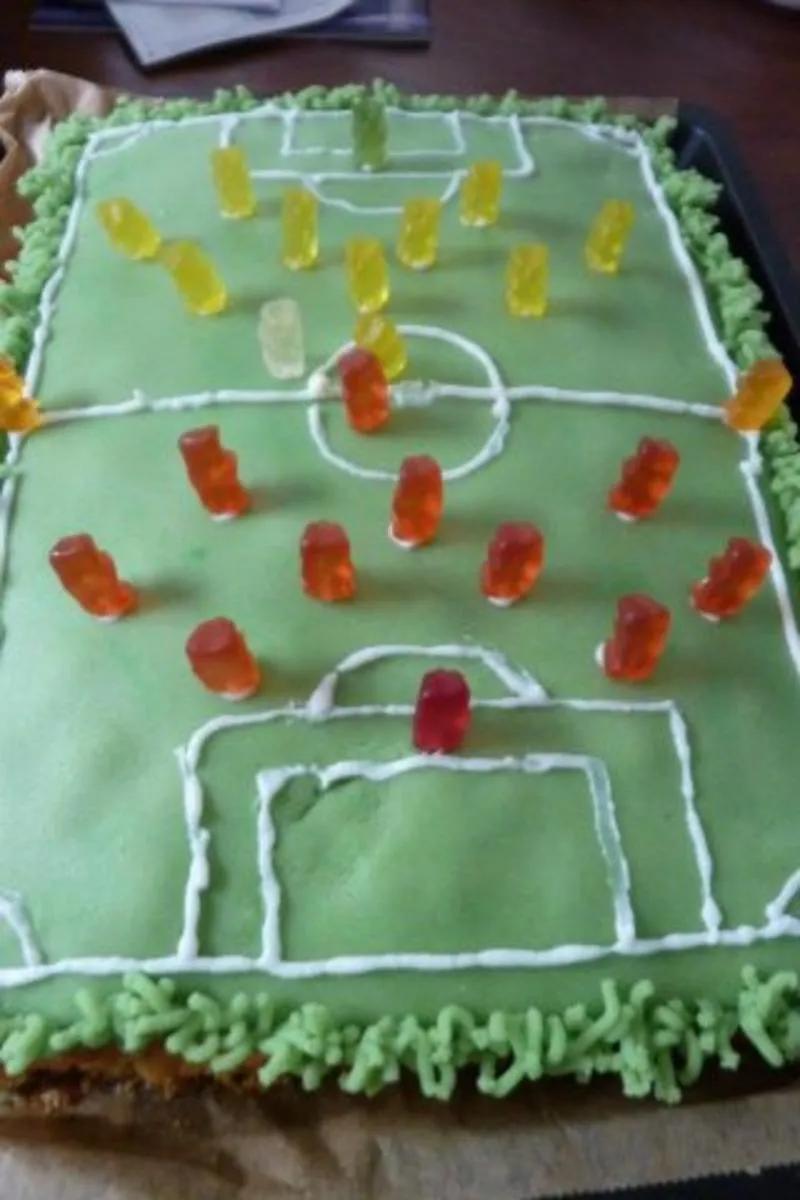 Fußballfeld-Kuchen - Rezept mit Bild - kochbar.de