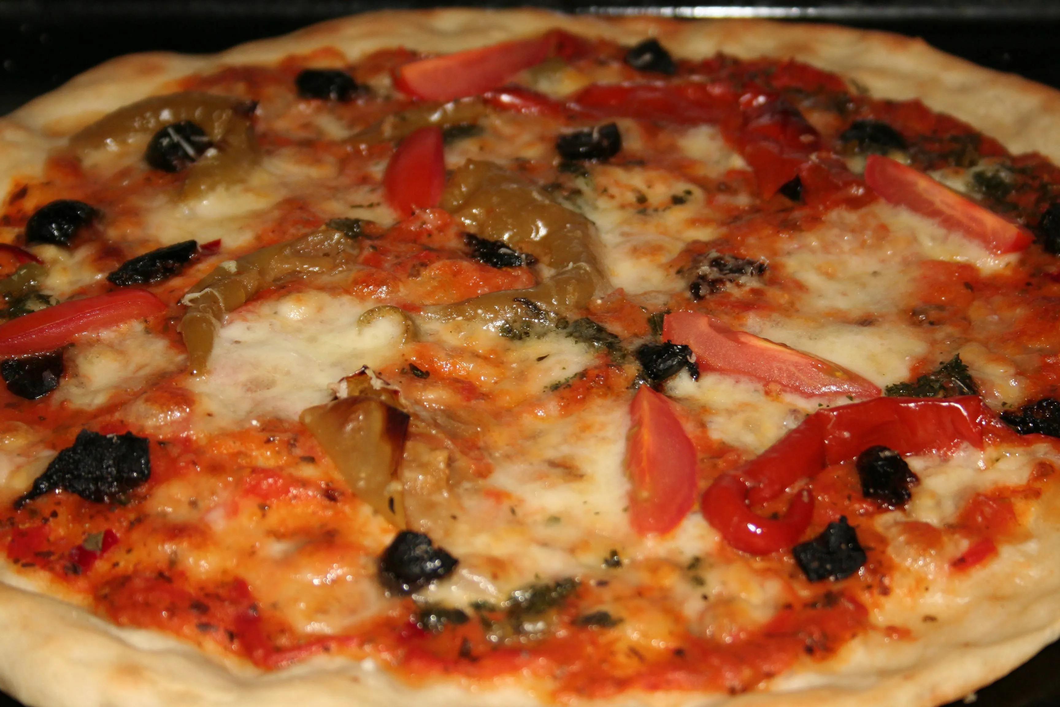 Pizza mit Oliven, Peperoni und Tomaten - pizza with olives, hot pepper ...