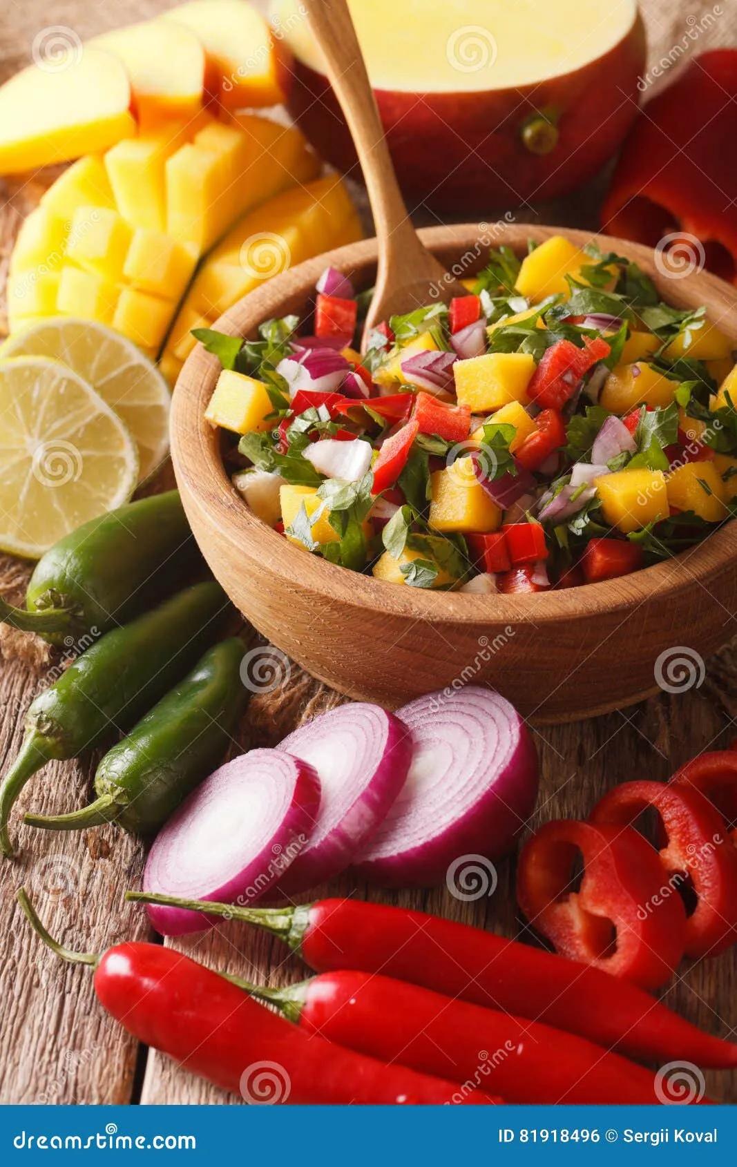 Mexicaanse Salsa Met Mango, Peper, Jalapeno, Koriander En Uien Stock ...