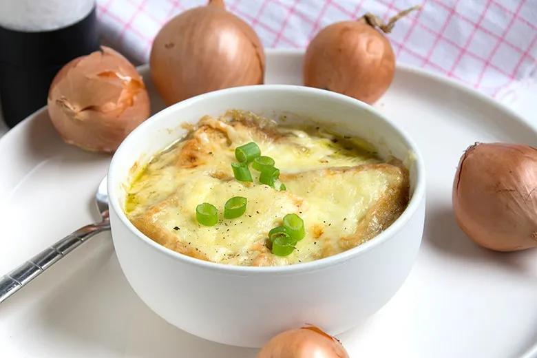 Zwiebelsuppe mit Käse - Rezept | GuteKueche.de