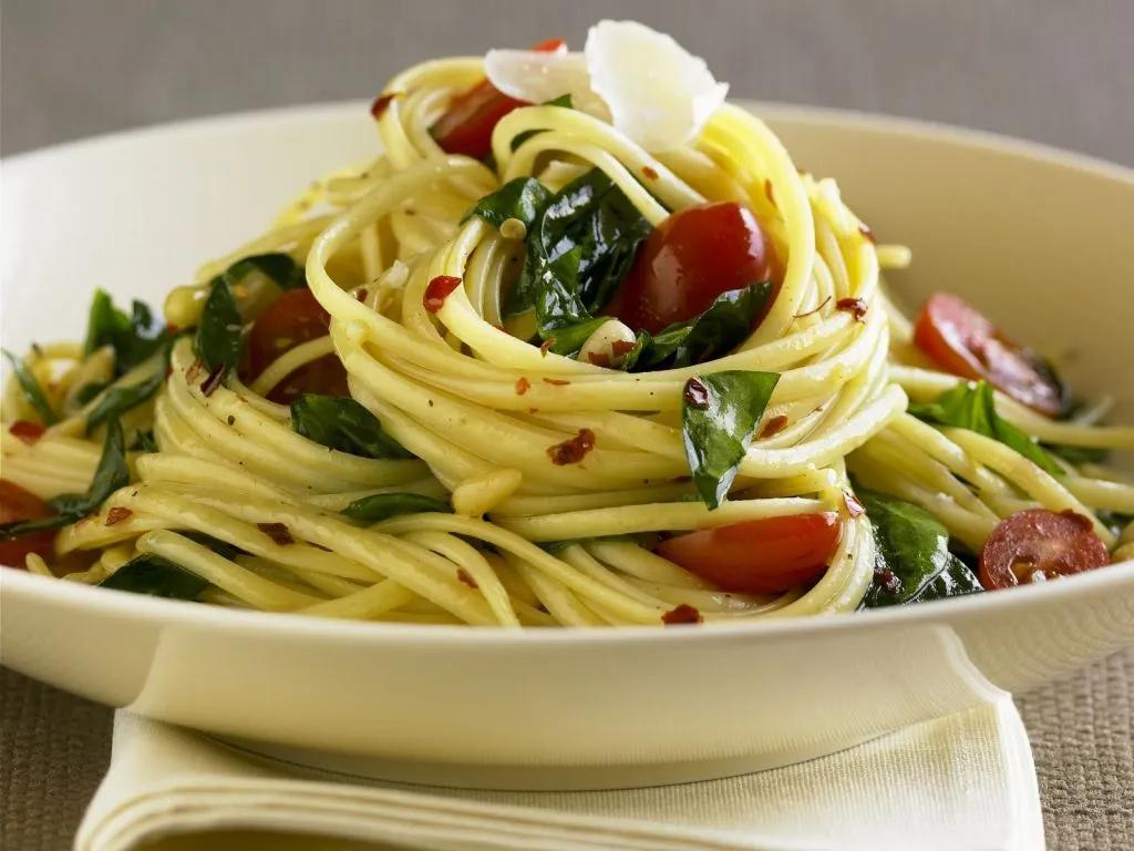 Pasta mit Tomaten und Basilikum Rezept | EAT SMARTER