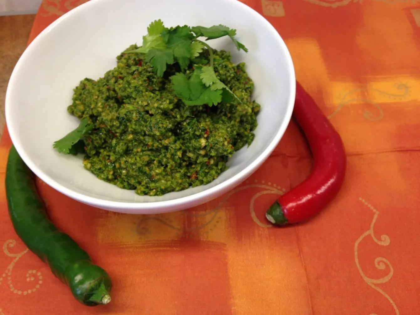 Thai Koriander Pesto mit Chili und Erdnüssen - Leckerlife