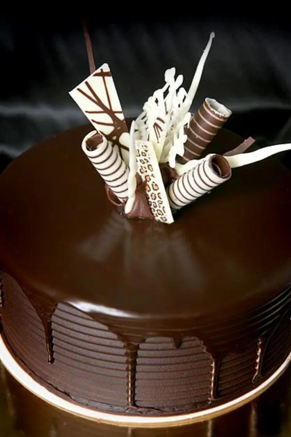 schokoladenkuchen glad rund mit weiße und dunkle röllchen Cake ...