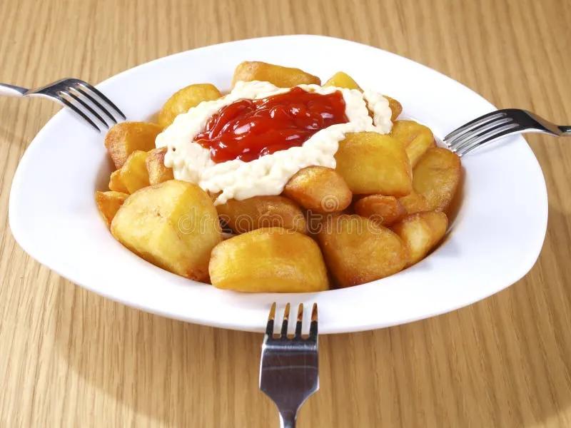 Patatas Bravas Spanische Gebratene Kartoffel Stockfoto - Bild von ...