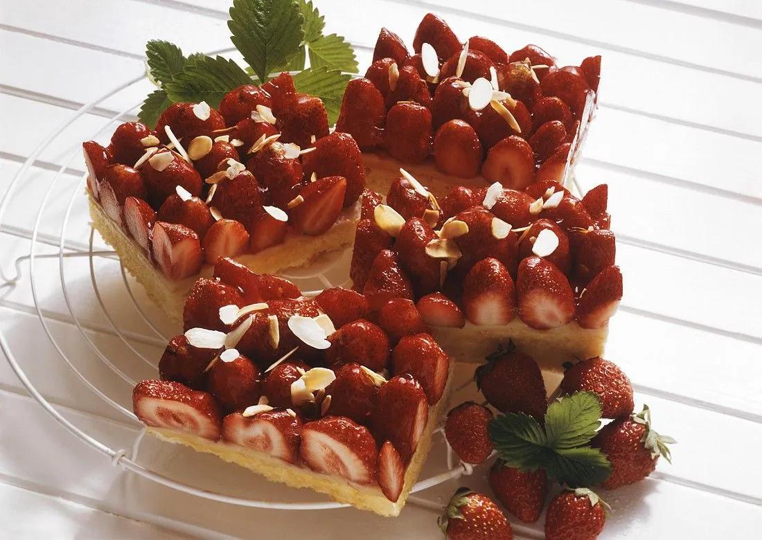 Erdbeer-Blechkuchen Rezept | EAT SMARTER