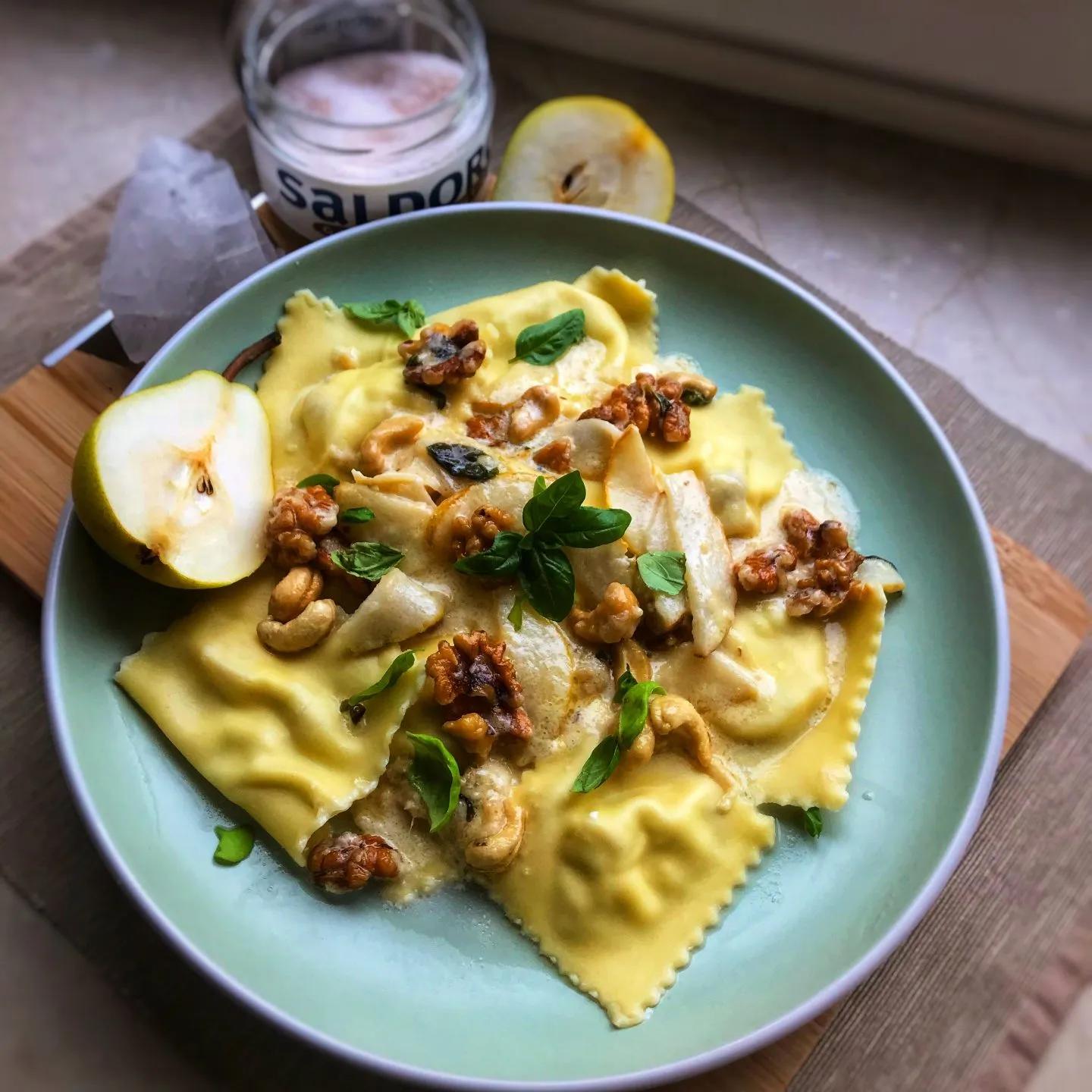 Hausgemachte Ravioli mit Gorgonzola und Birne - Kochhochgenuss