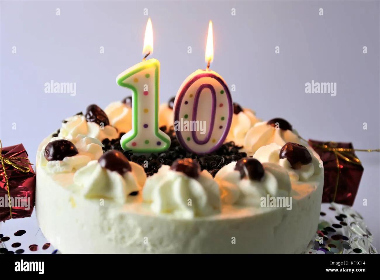 Ein Bild von einer Geburtstagstorte mit Kerzen - 10 Stockfotografie - Alamy