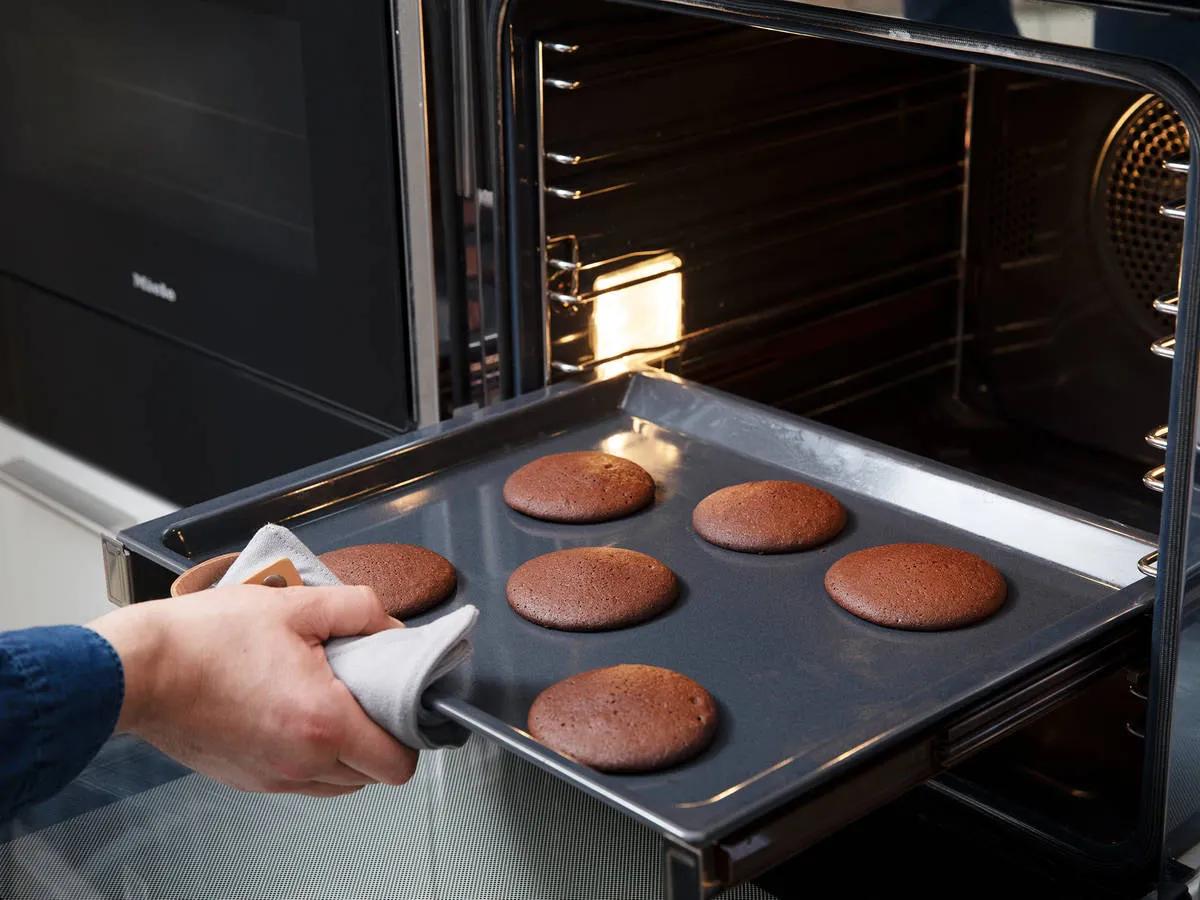 Schokoladige Whoopie Pies mit Buttercreme-Füllung | Rezept | Kitchen ...