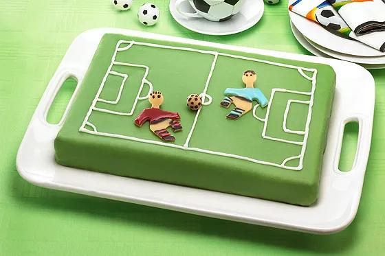 Fußball-Rezepte: Cake Pops für die Fußball-Party | familie.de | Fußball ...