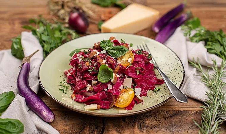 Bandnudeln mit Roter Rüben Sauce &amp; gerösteten Mandeln | Recheis