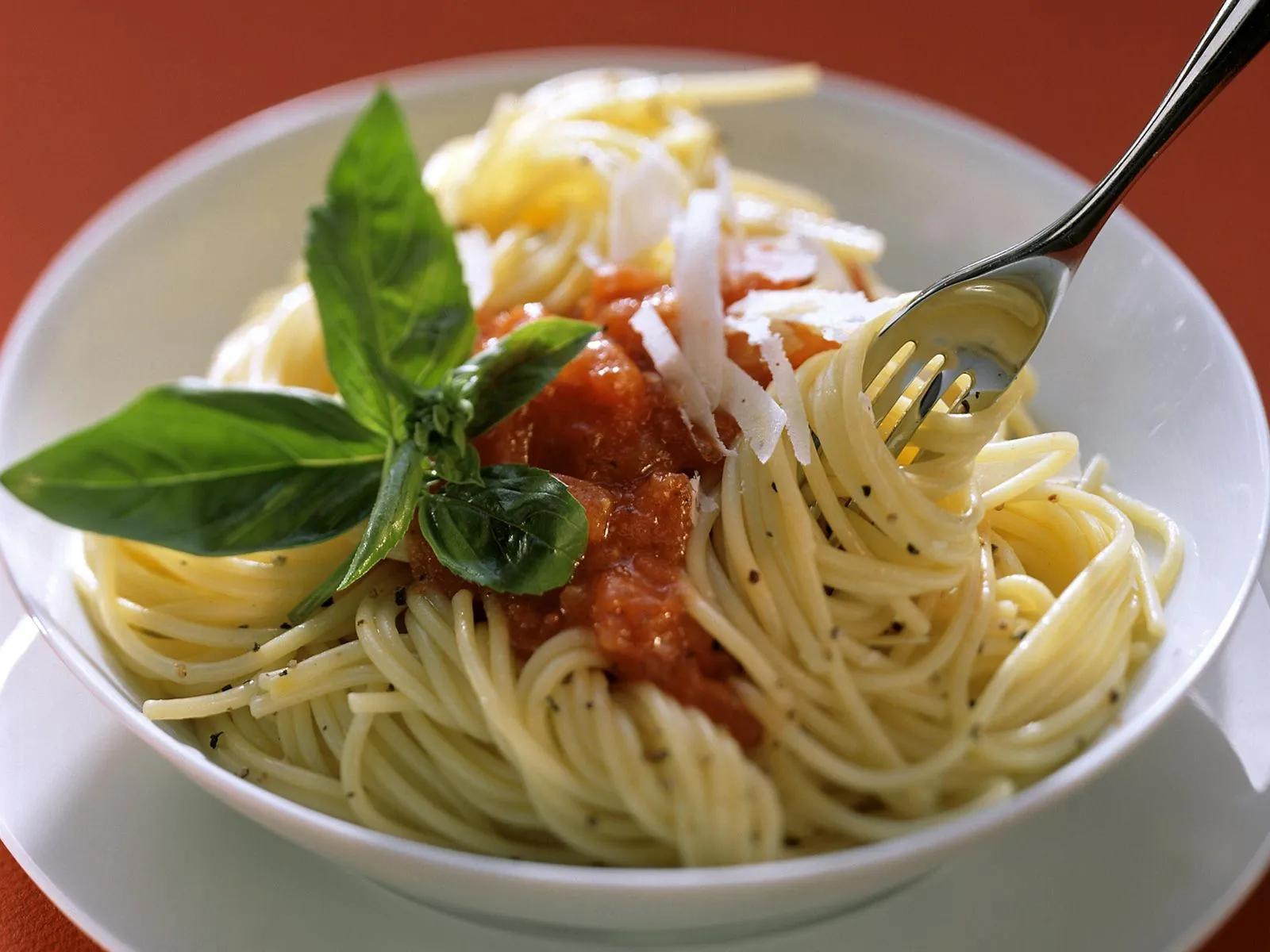 Nudeln mit Tomatensauce, Parmesan und Basilikum Rezept | EAT SMARTER