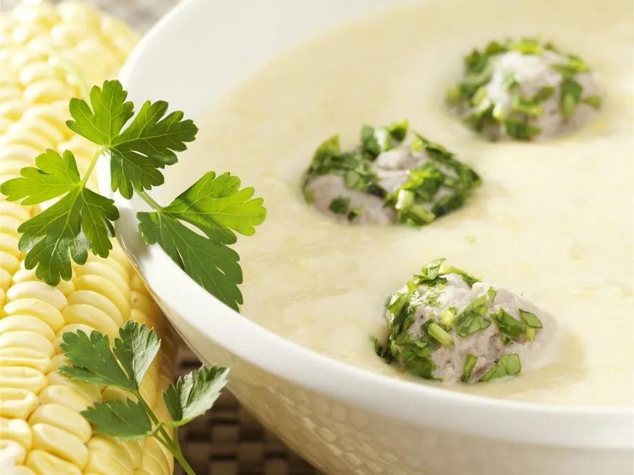 Mais-Kartoffelsuppe mit Brätbällchen Rezept | EatSmarter