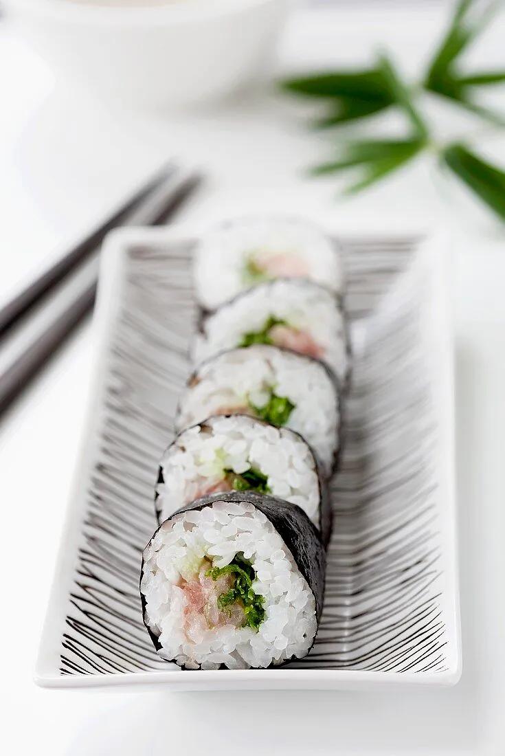 Maki-Sushi mit Thunfisch und … – Bilder kaufen – 322266 StockFood