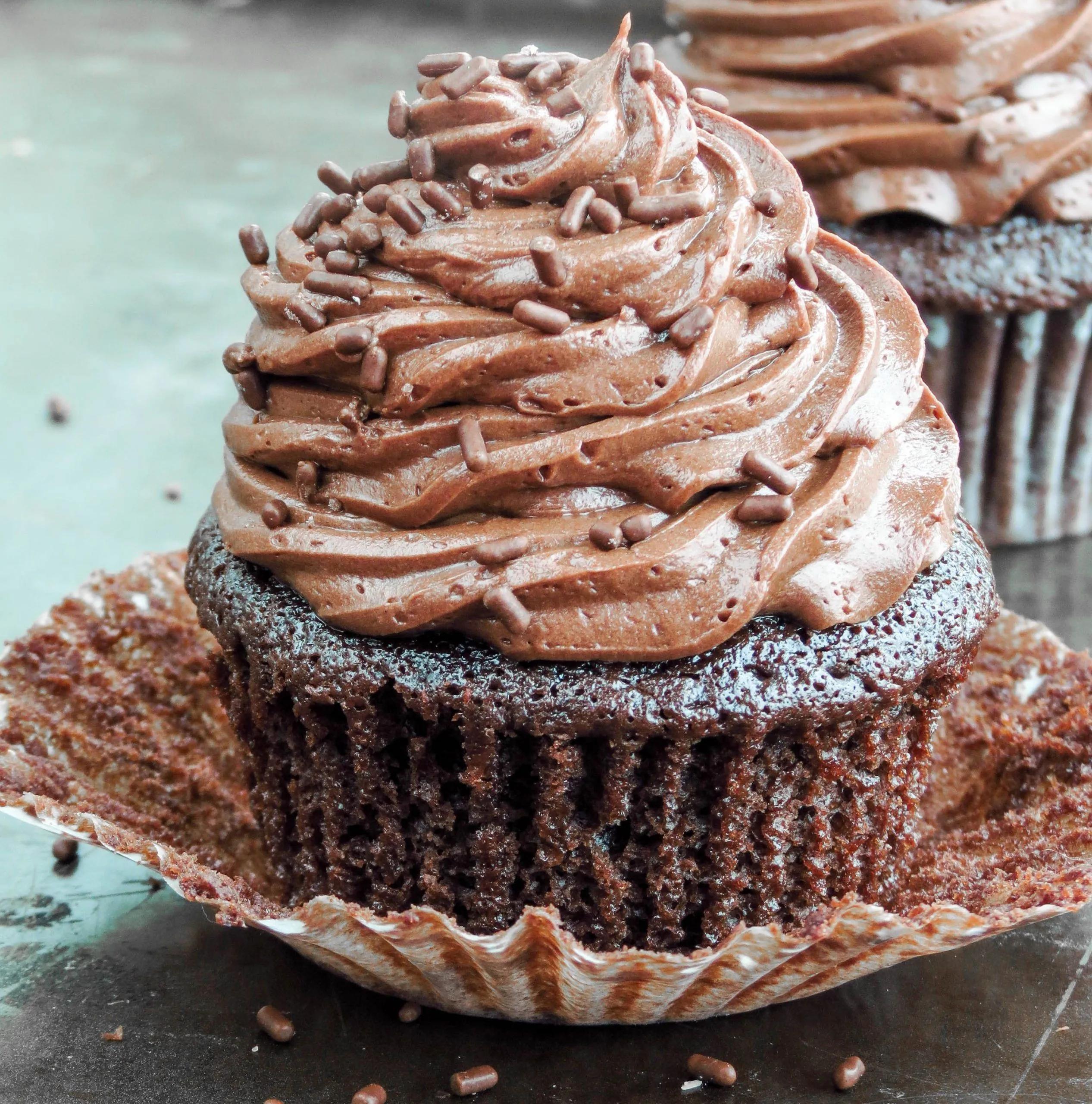 The Ultimate Chocolate Cupcakes - Sprinkle Some Sugar in 2020 | Dessert ...