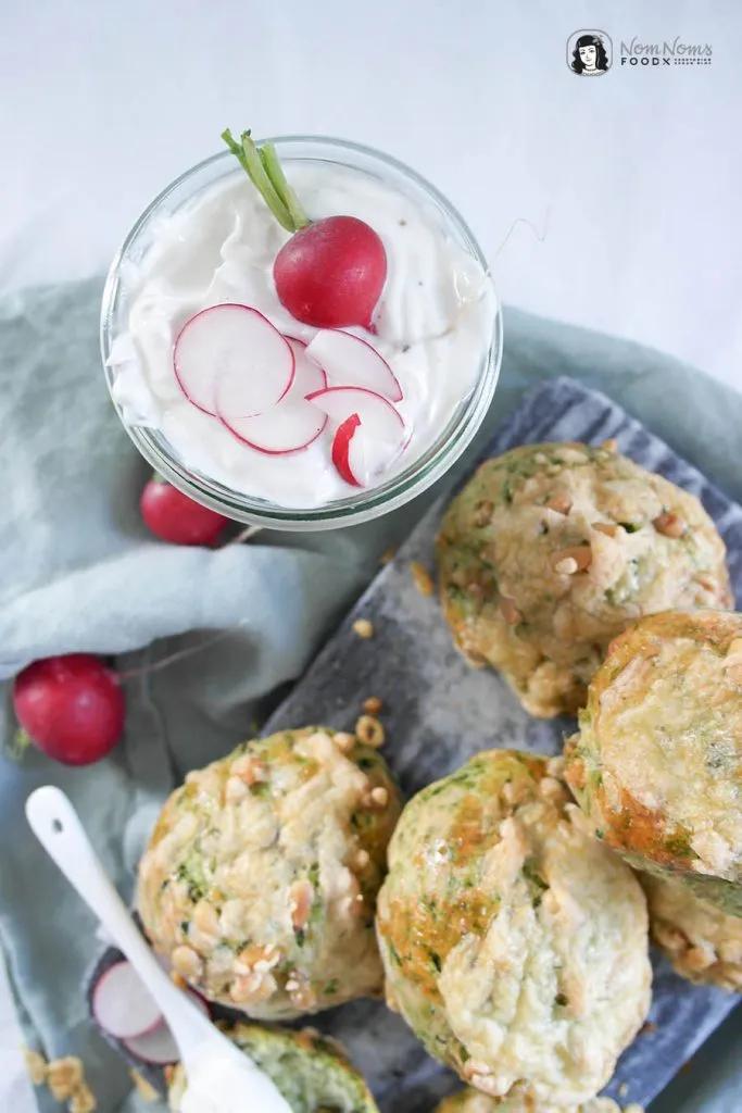 Herzhafte Spinat-Käse-Scones mit Pinienkernen und würzigem Radieschen ...