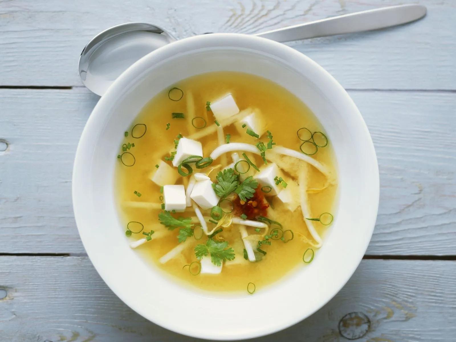 Miso-Suppe mit Tofu und Sprossen Rezept | EAT SMARTER