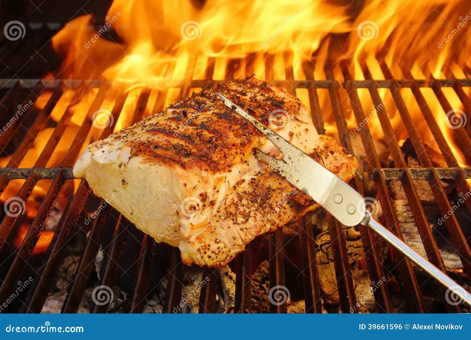 Gegrilltes Schweinefleisch Striploin, Gabel Und BBQ-Flammen Stockfoto ...