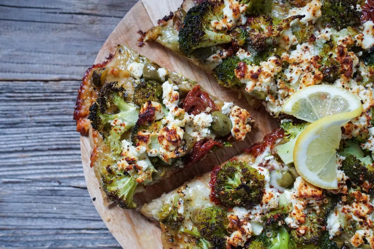 Line macht Brokkoli-Pizza mit Pesto und getrockeneten Tomaten in 2020 ...