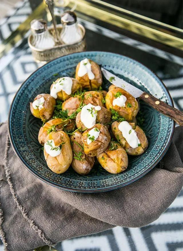Baked small potatoes with creme fraiche and herbs | Butternusskürbis ...