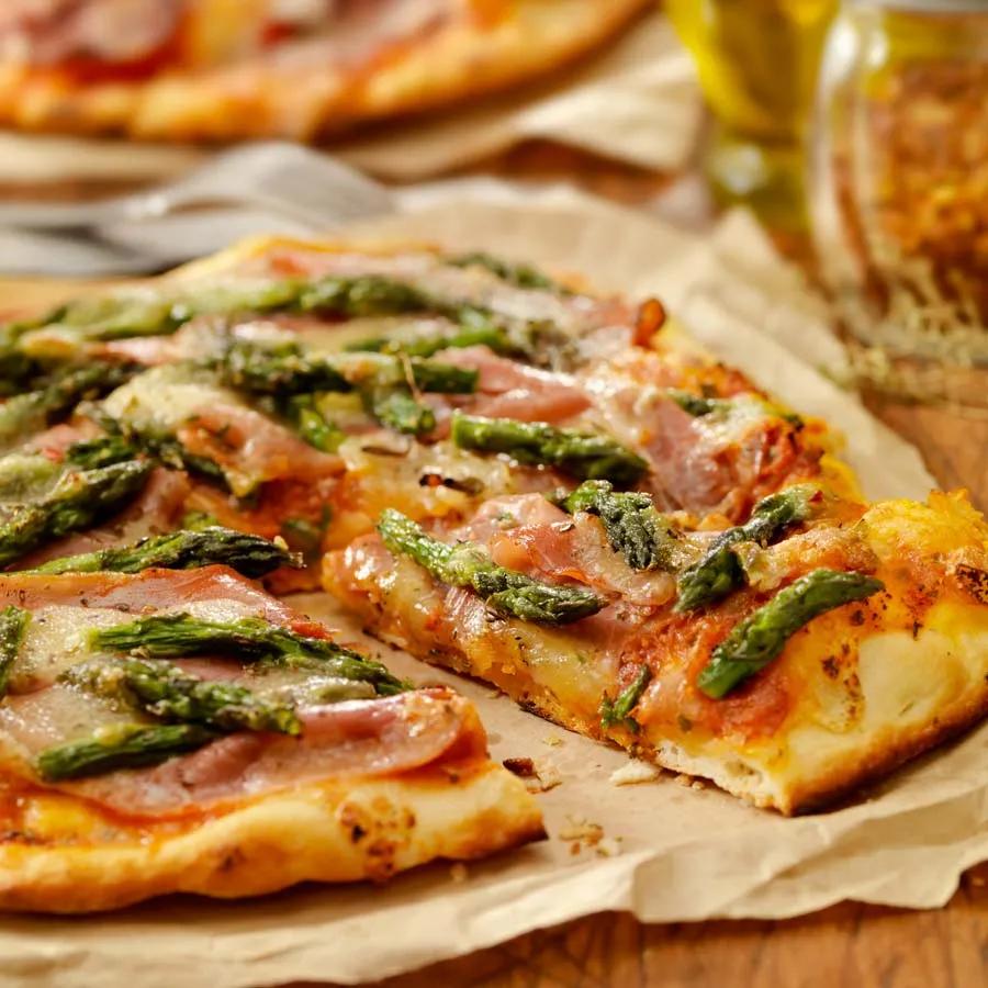 Pizza mit Spargel und Schinken - Gesund gut Essen