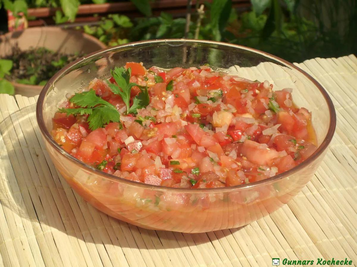 Pico de Gallo - Scharfe mexikanische Salsa mit Tomaten und Koriander ...