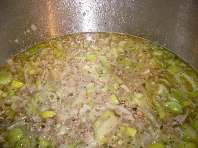 Partysuppe mit Hackfleisch, Porree und Schmelzkäse | Ein Kochmeister Rezept