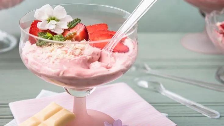 Weiße Schokoladenmousse mit Mascarpone und Erdbeeren | Rezept | Erdbeer ...