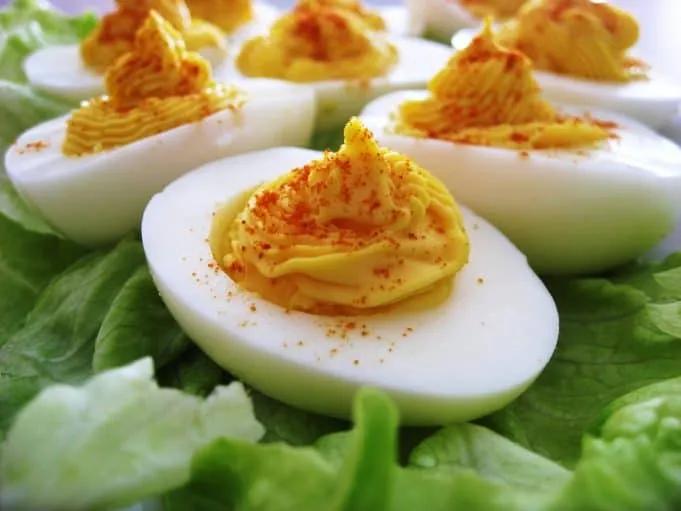 Einfache Gefüllte Eier (Deviled Eggs) | Rezepte