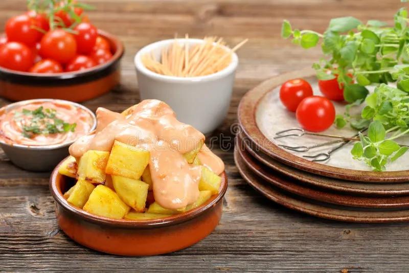 Patatas-bravas Traditionelle Spanische Kartoffel-Snack Tapas Stockfoto ...