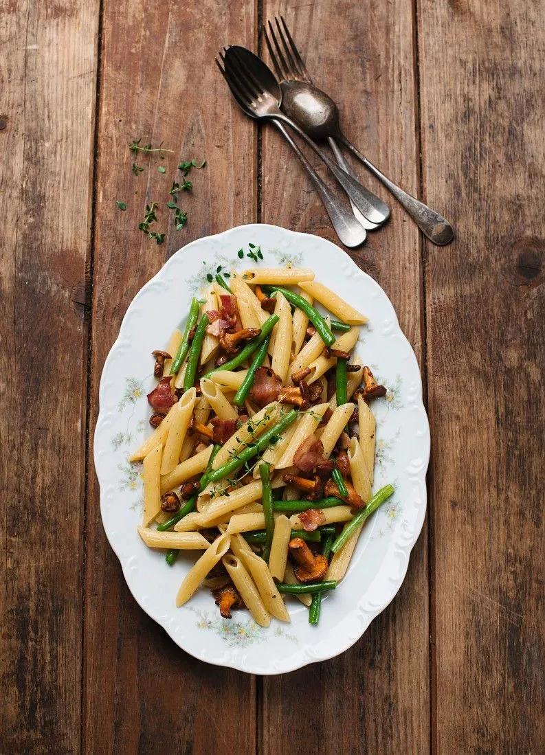 Penne mit Bohnen, Pilzen und Speck Rezept | EAT SMARTER