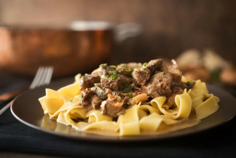 schmorbraten-auf-sallys-art | Stroganoff, Russische spezialitäten ...