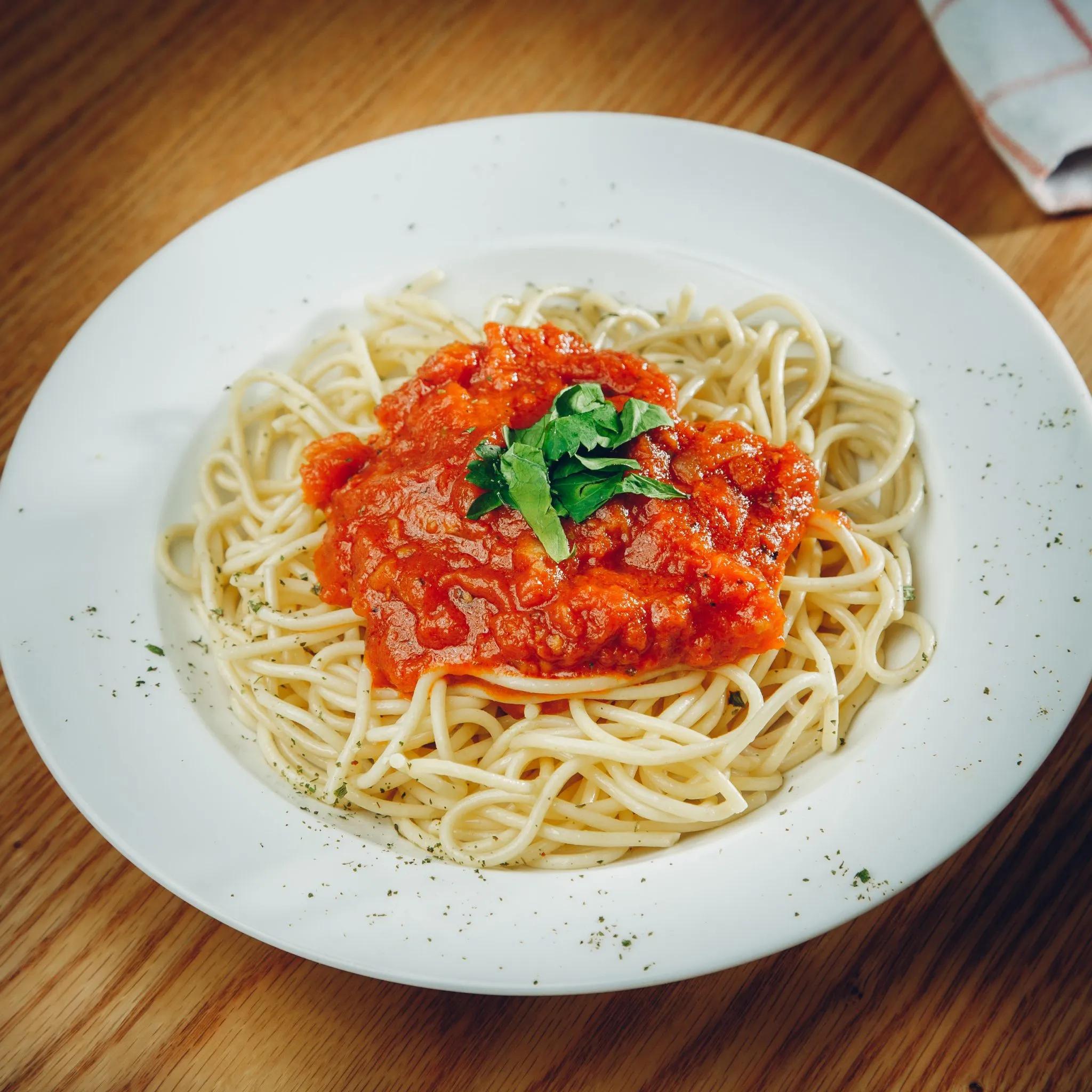 Nudeln mit Tomatensoße (K1) – Meliz Palast