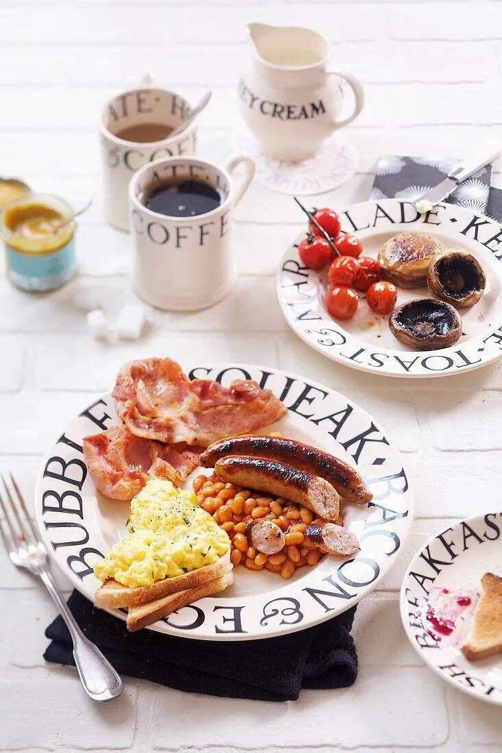 Englisches Frühstück mit Würstchen, … – Bilder kaufen – 13616151 StockFood