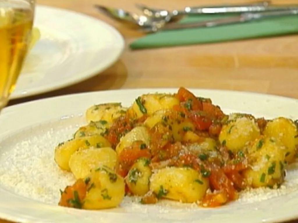 Kartoffel Nocken mit Tomaten Basilikum - einfach &amp; lecker ...
