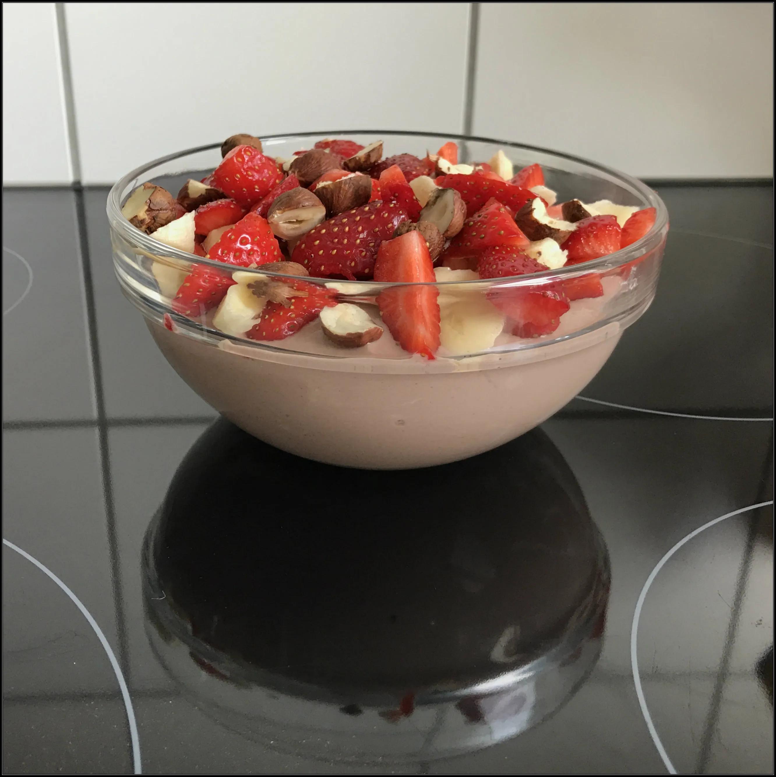 Schokoquark mit Erdbeeren, Banane und Haselnüssen – Schlemm dich fit!